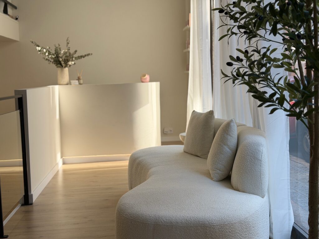 Zona de espera del centro de estética Navega en Sant Boi